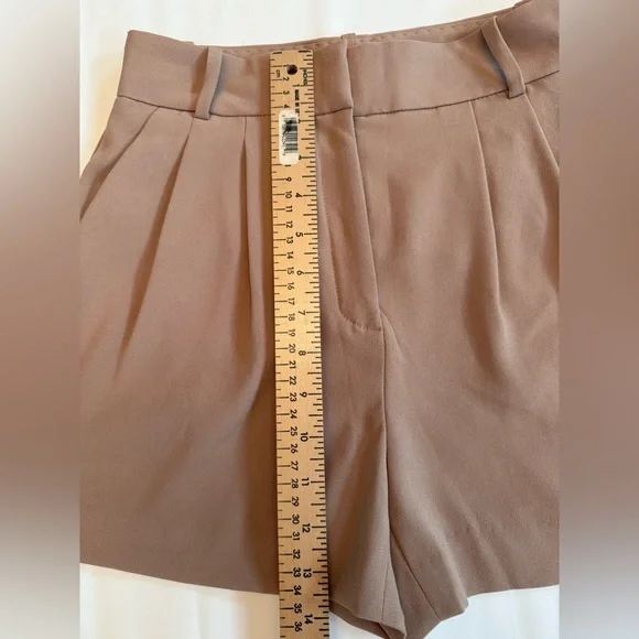 Aritzia Babaton Pleated Mid-Thigh Shorts Size 2 $50 - Picture 4 of 12